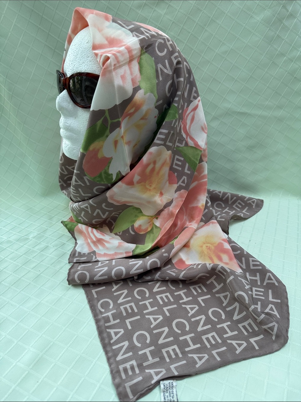 New vintage Chanel multicolored floral design large silk scarf - Picture 14 of 15